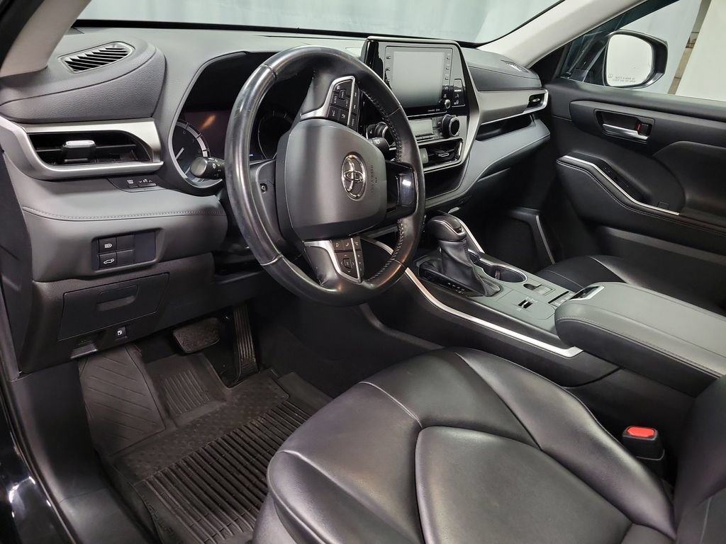 Used 2020 Toyota Highlander XLE FWD image 17