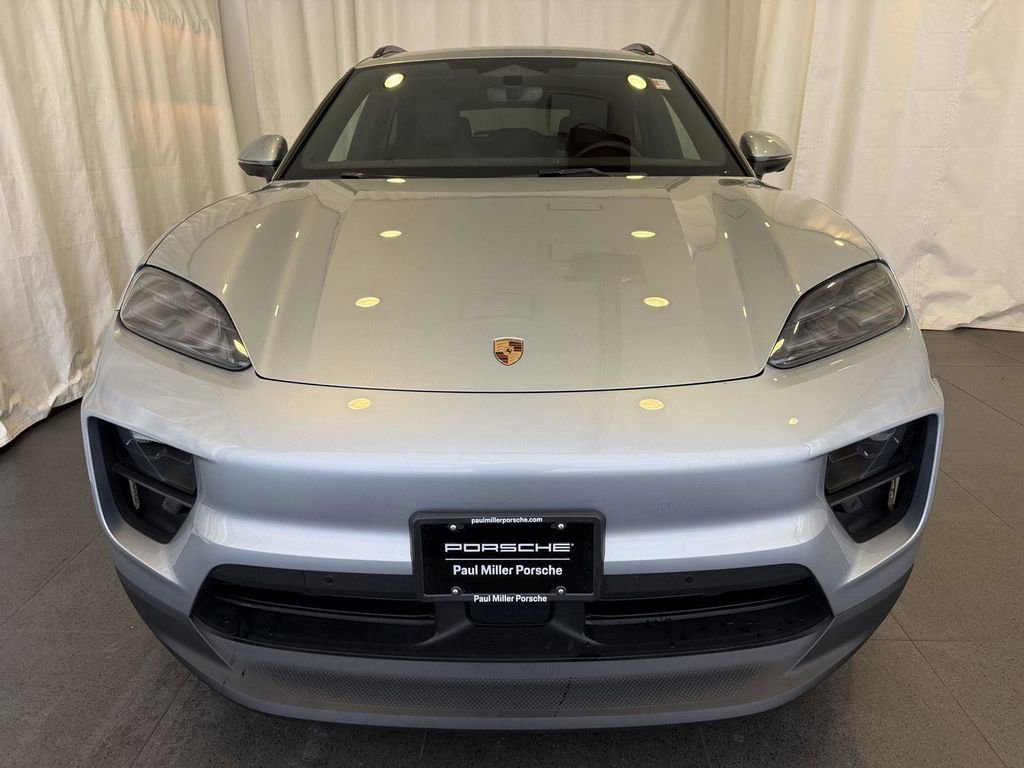 Certified 2025 Porsche Macan 4S Electric AWD/4WD image 6