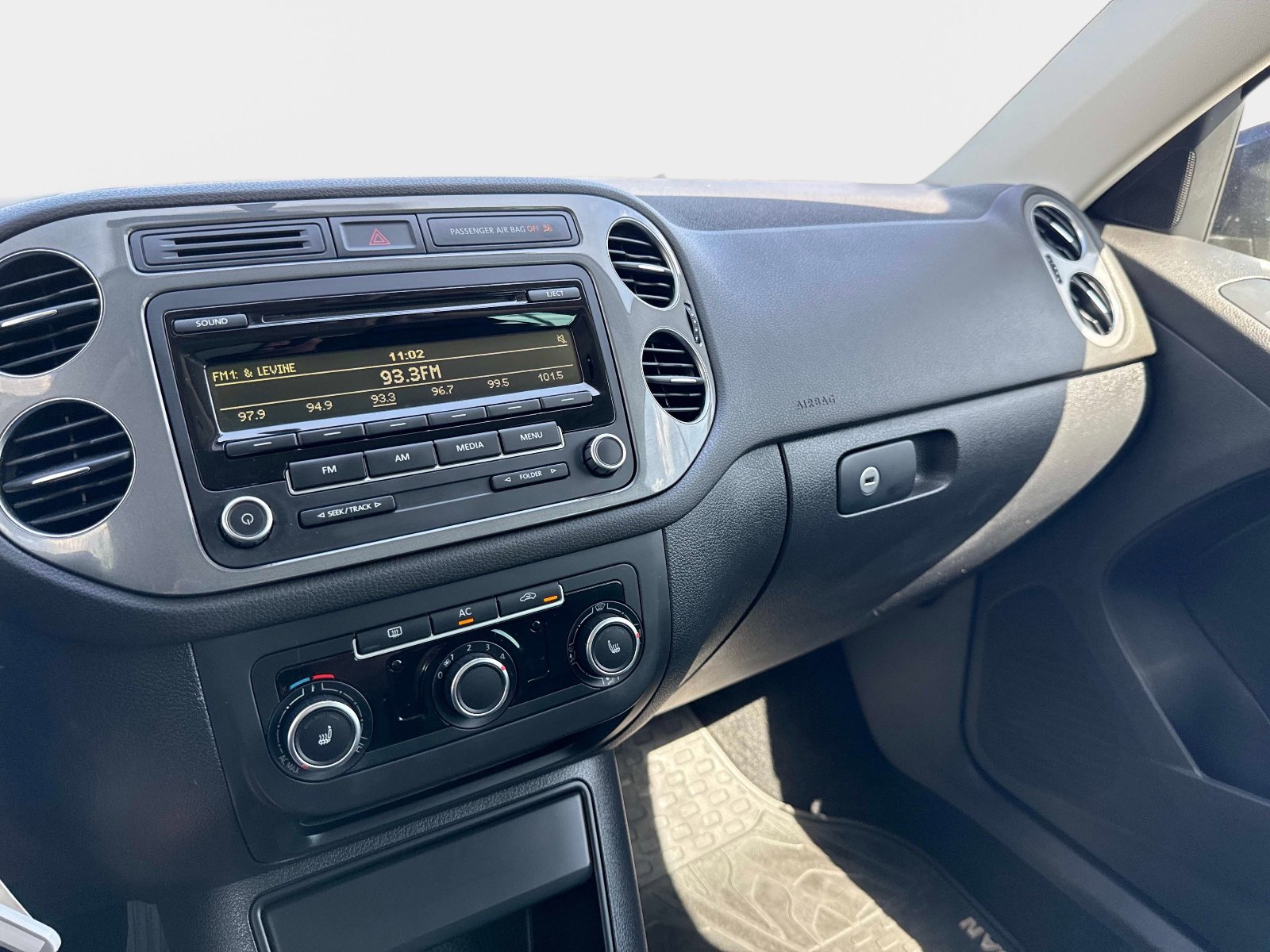 Used 2012 Volkswagen Tiguan LE FWD image 25
