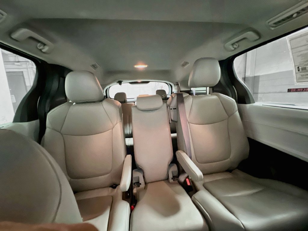 Used 2025 Toyota Sienna XLE FWD image 30