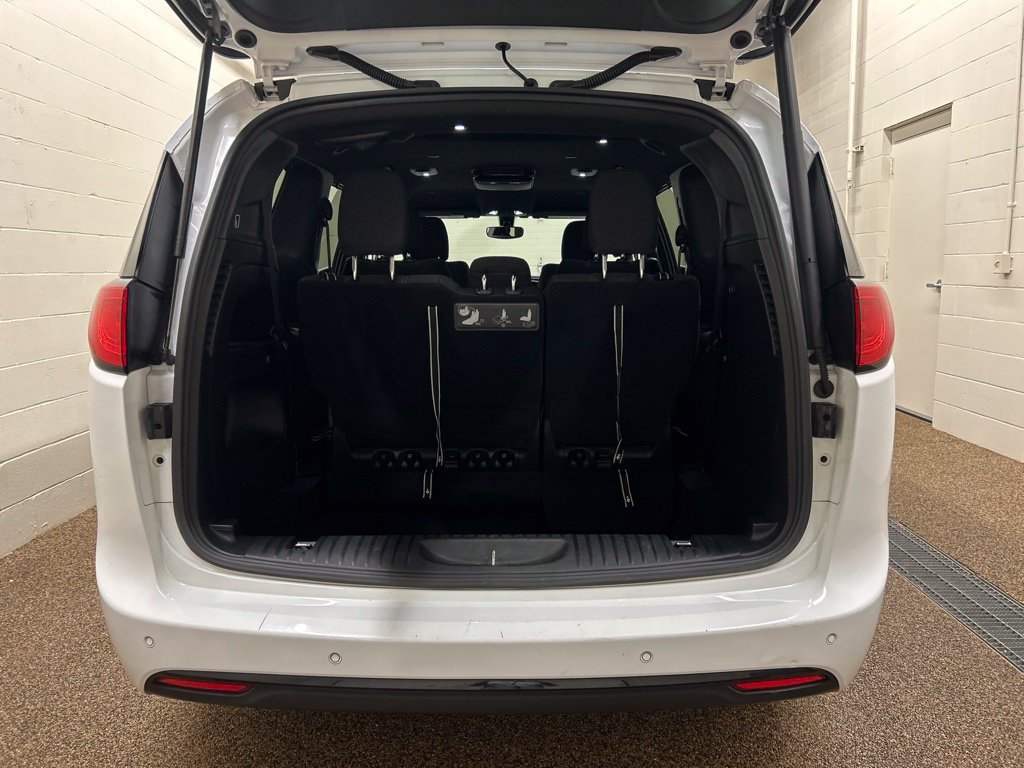 Used 2019 Chrysler Pacifica Touring Plus w/ S Appearance Package FWD image 17