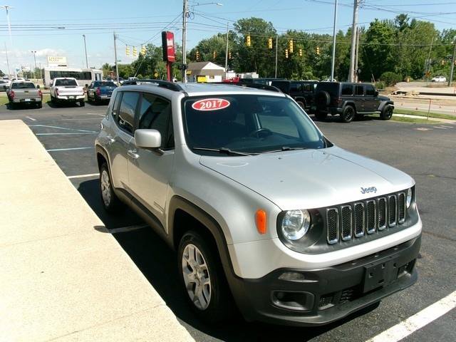 Used 2017 Jeep Renegade Latitude w/ Cold Weather Group AWD/4WD image 4