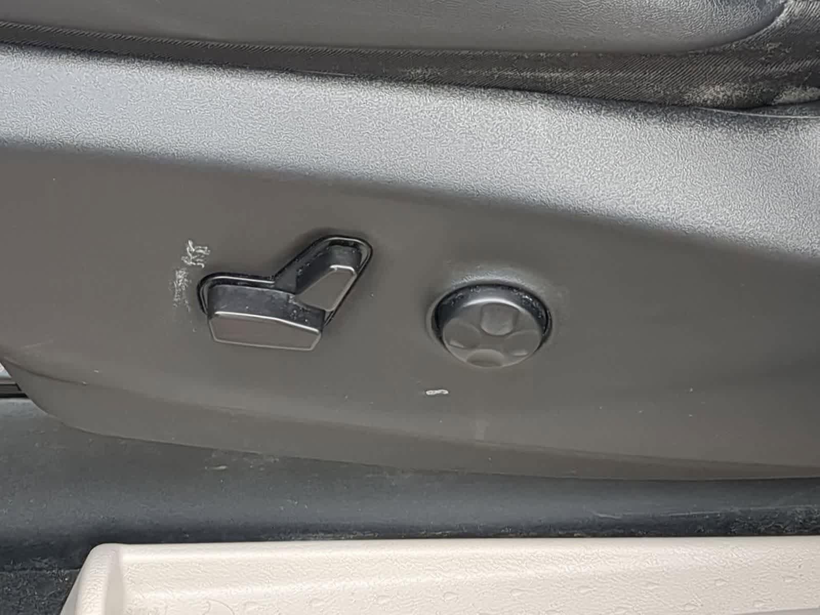 Used 2024 Chrysler Pacifica Touring-L FWD image 17