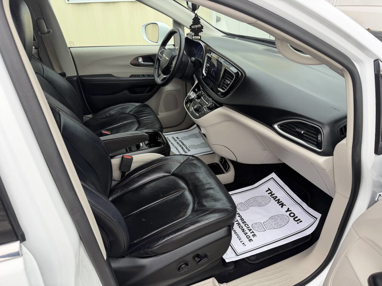 Used 2018 Chrysler Pacifica Touring-L w/ Tire & Wheel Group image 17