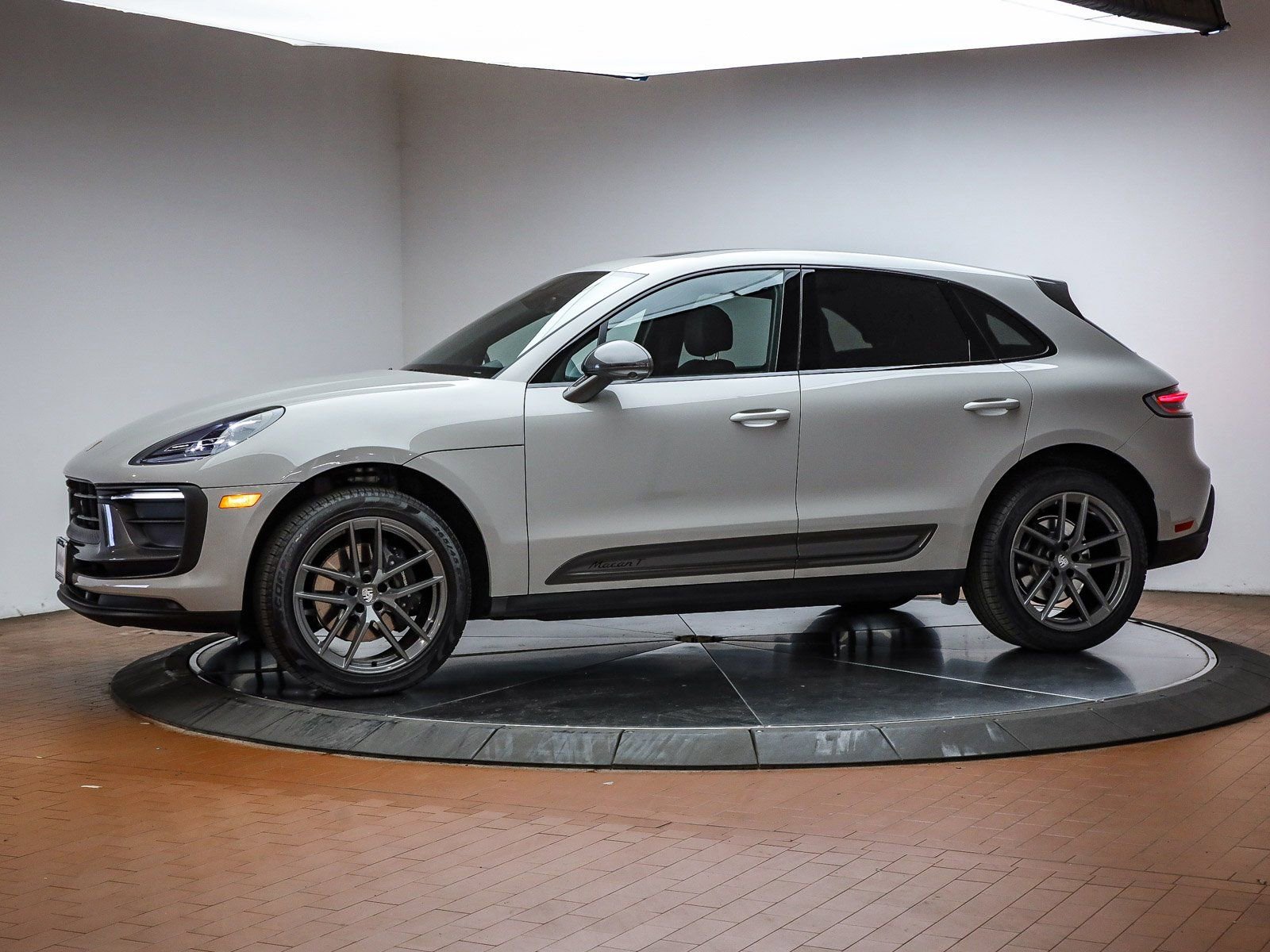 Certified 2025 Porsche Macan Turbo image 2