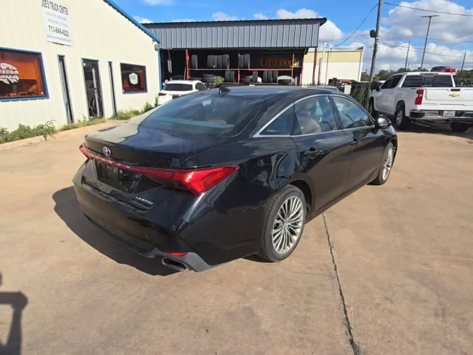 Used 2019 Toyota Avalon Limited image 4