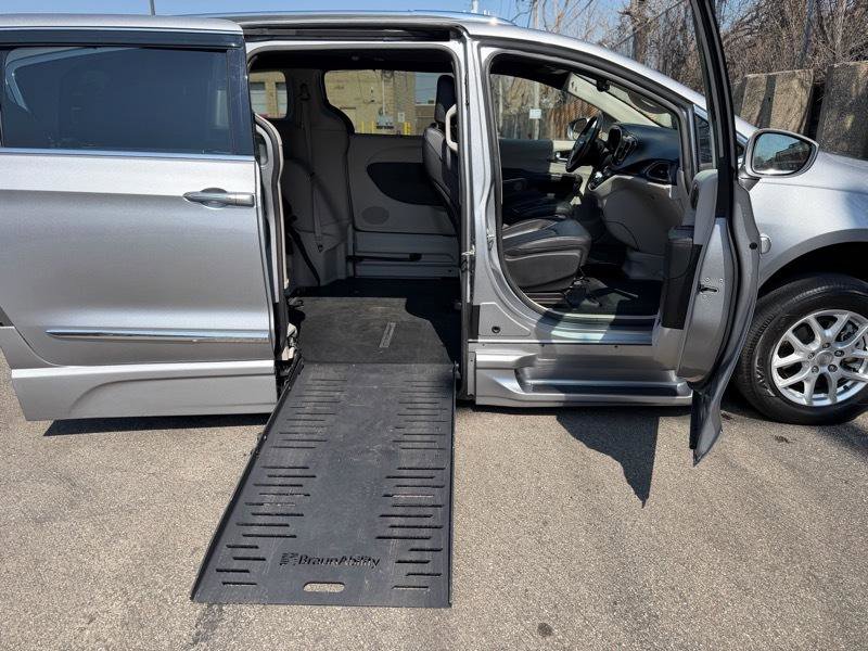 Used 2020 Chrysler Pacifica Touring-L FWD image 28