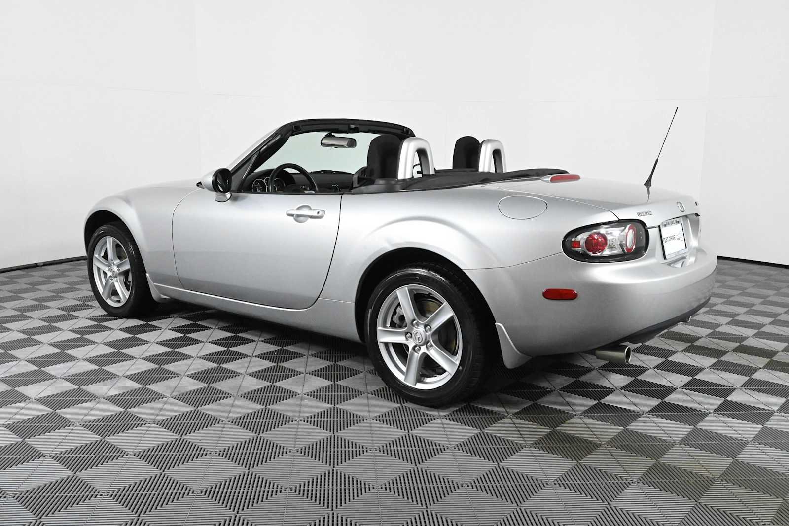 Used 2006 MAZDA MX-5 Miata Touring RWD image 8