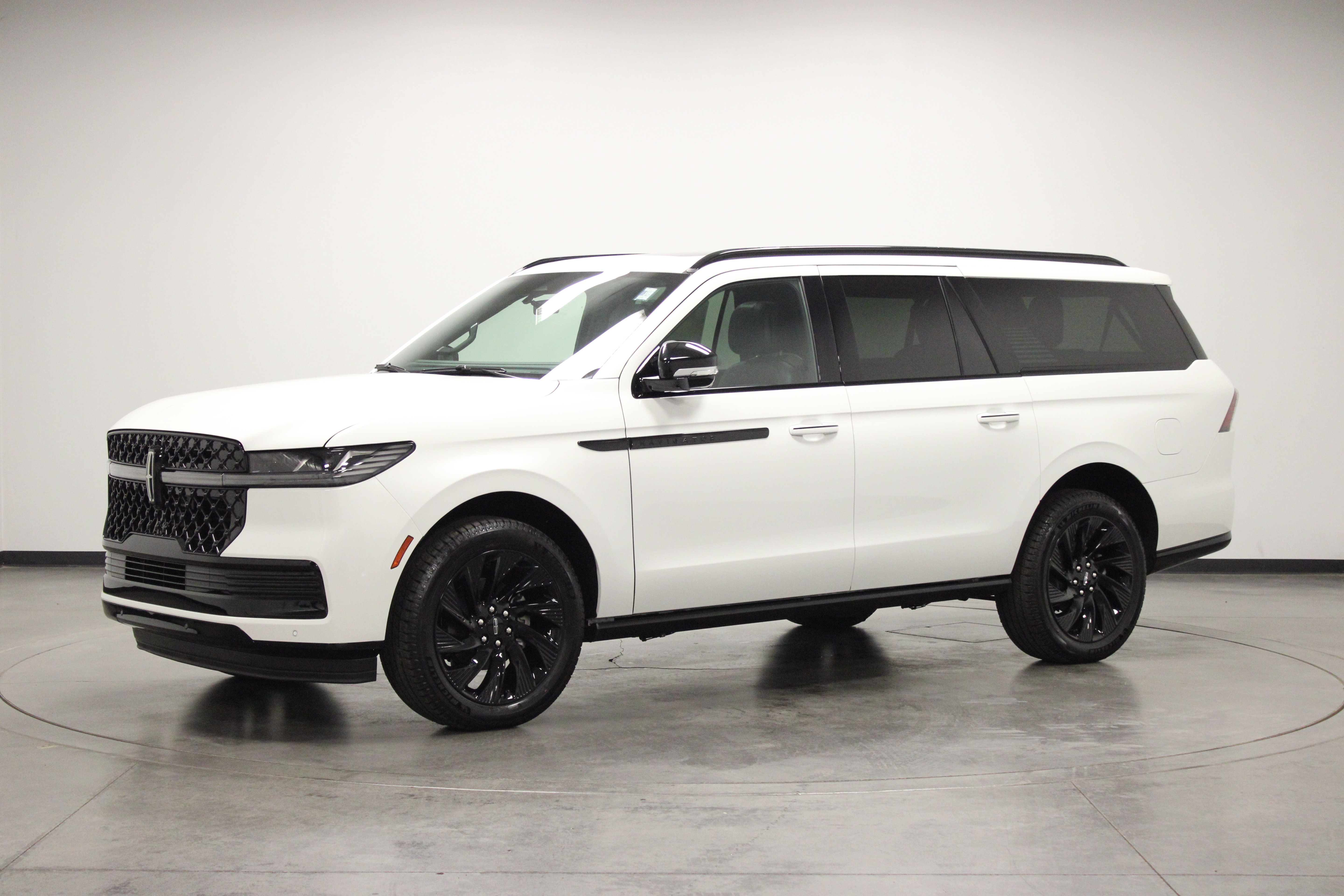 New 2027 Lincoln Navigator L Reserve w/ Jet Appearance Package AWD/4WD image 4