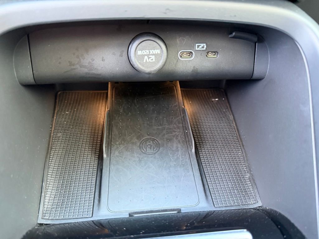 Used 2025 Volvo XC40 B5 Plus image 25