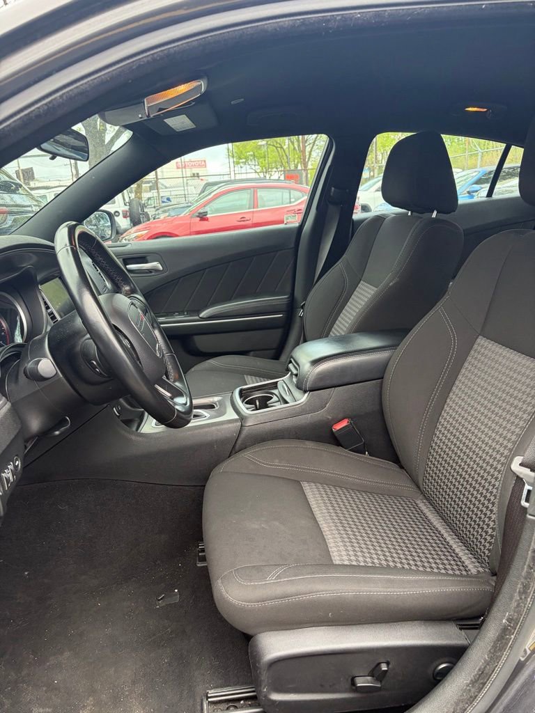 Used 2023 Dodge Charger SXT RWD image 2