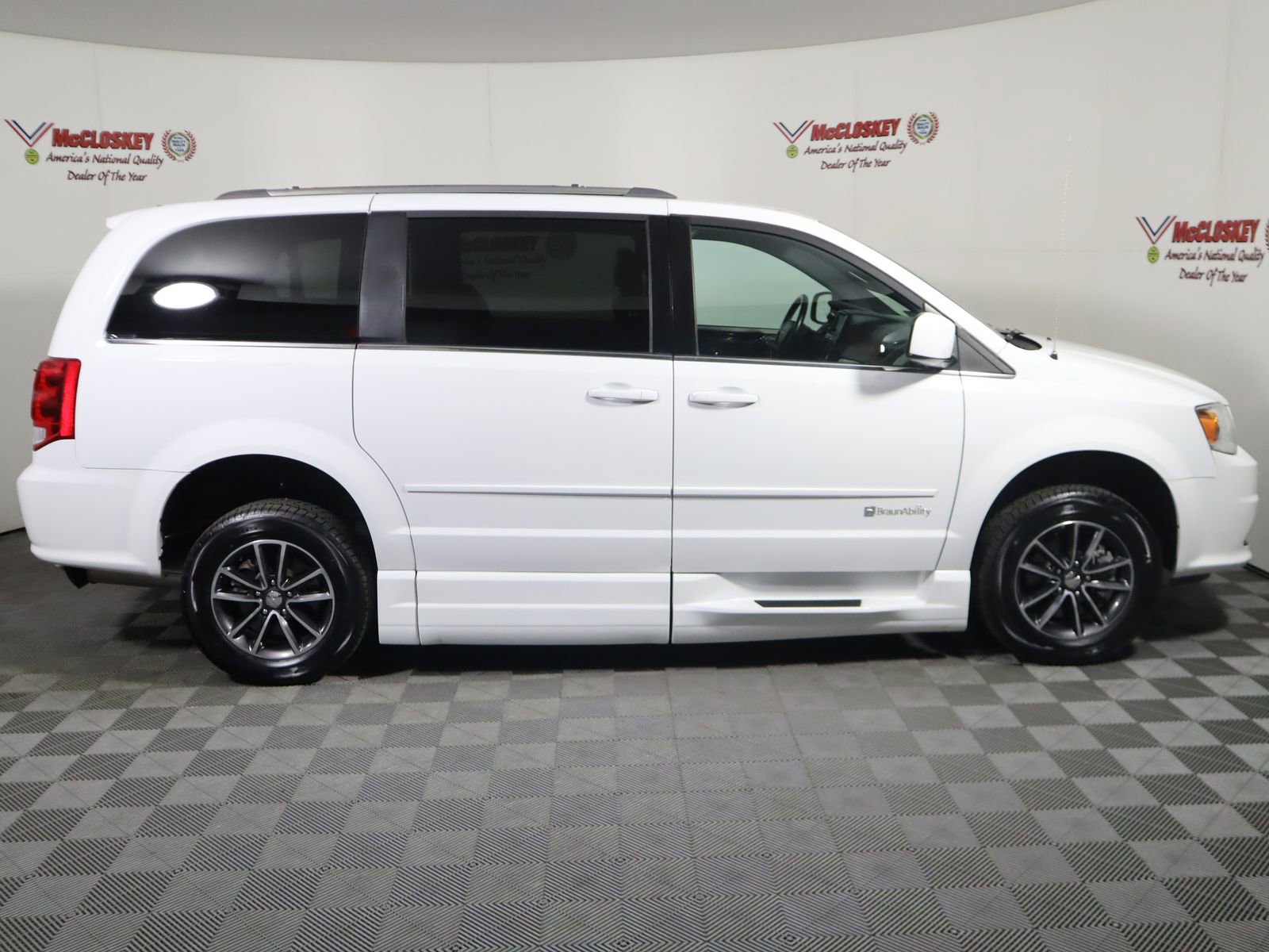 Used 2017 Dodge Grand Caravan SXT w/ Rear Park Assist Package image 5