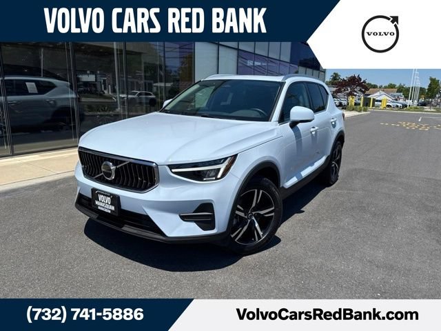 Used 2025 Volvo XC40 B5 Core AWD/4WD image 1