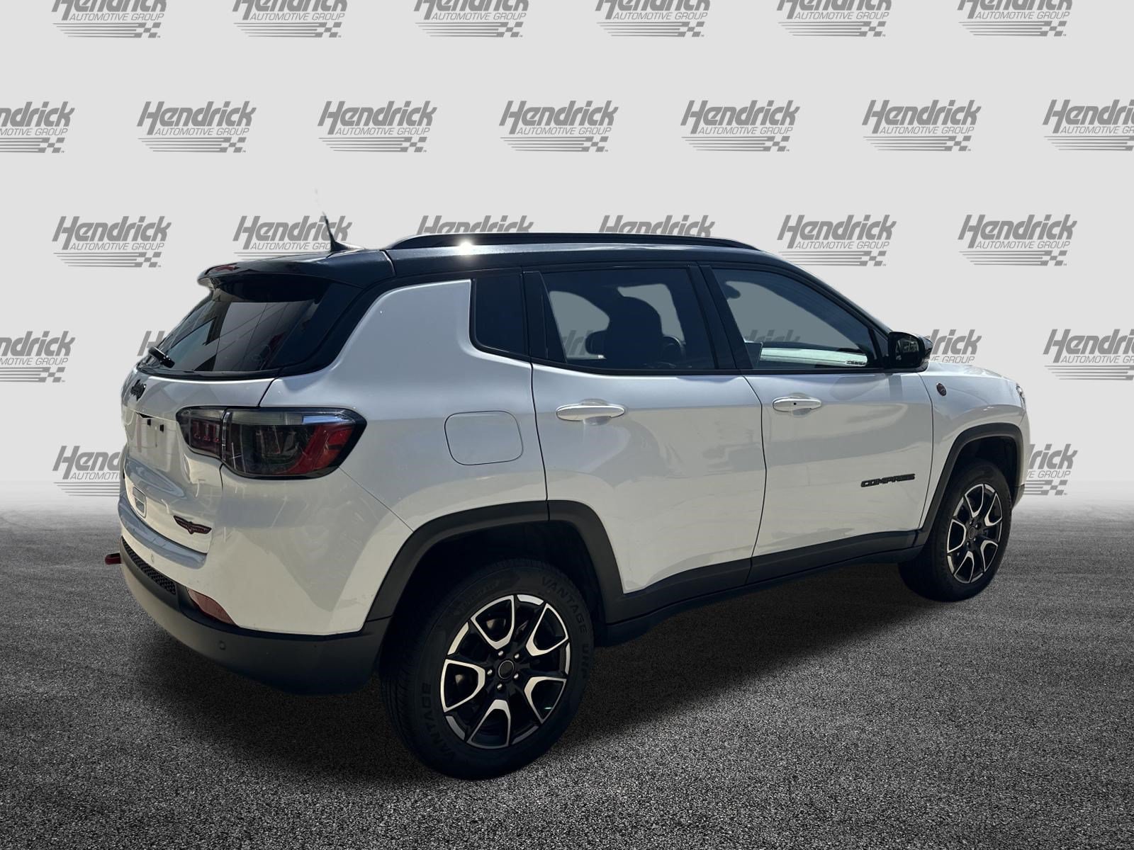 Used 2025 Jeep Compass Trailhawk AWD/4WD image 10