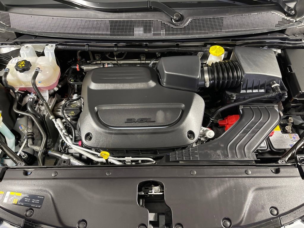 Used 2024 Chrysler Pacifica Touring-L image 9