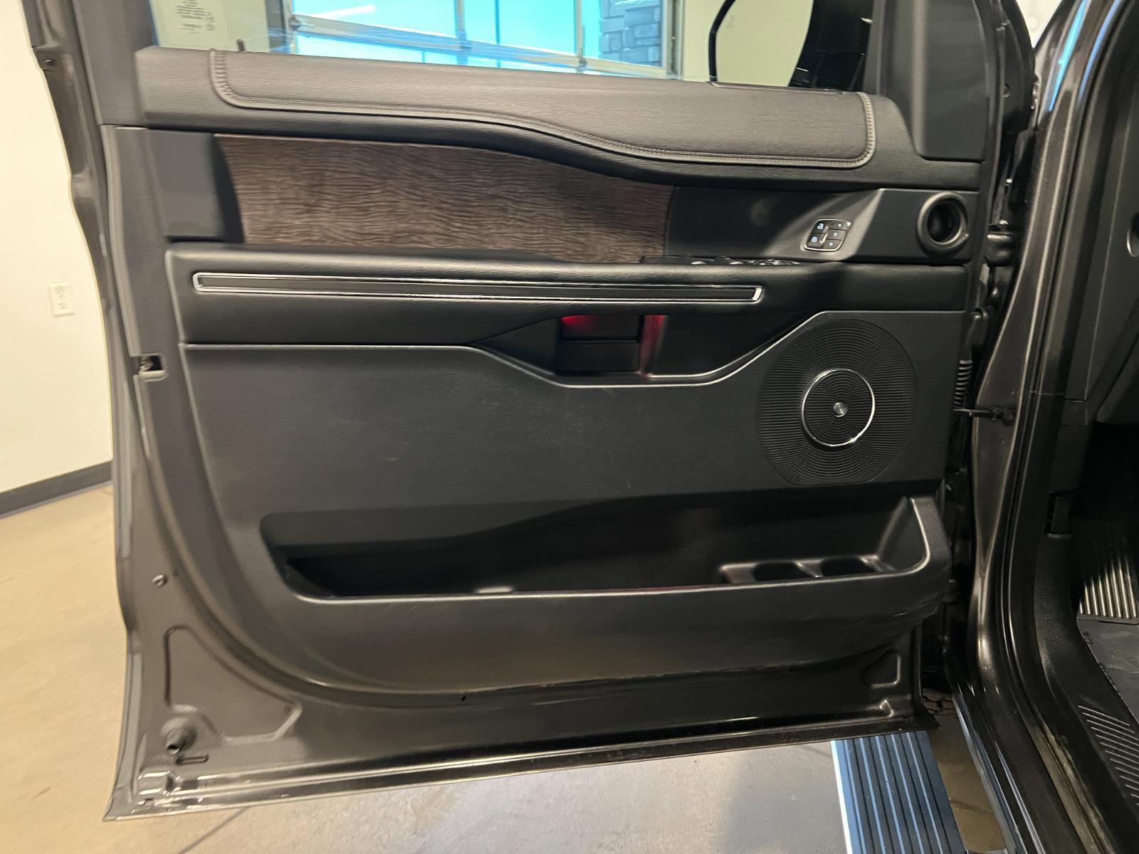 Used 2019 Ford Expedition Limited w/ Equipment Group 301A AWD/4WD image 30