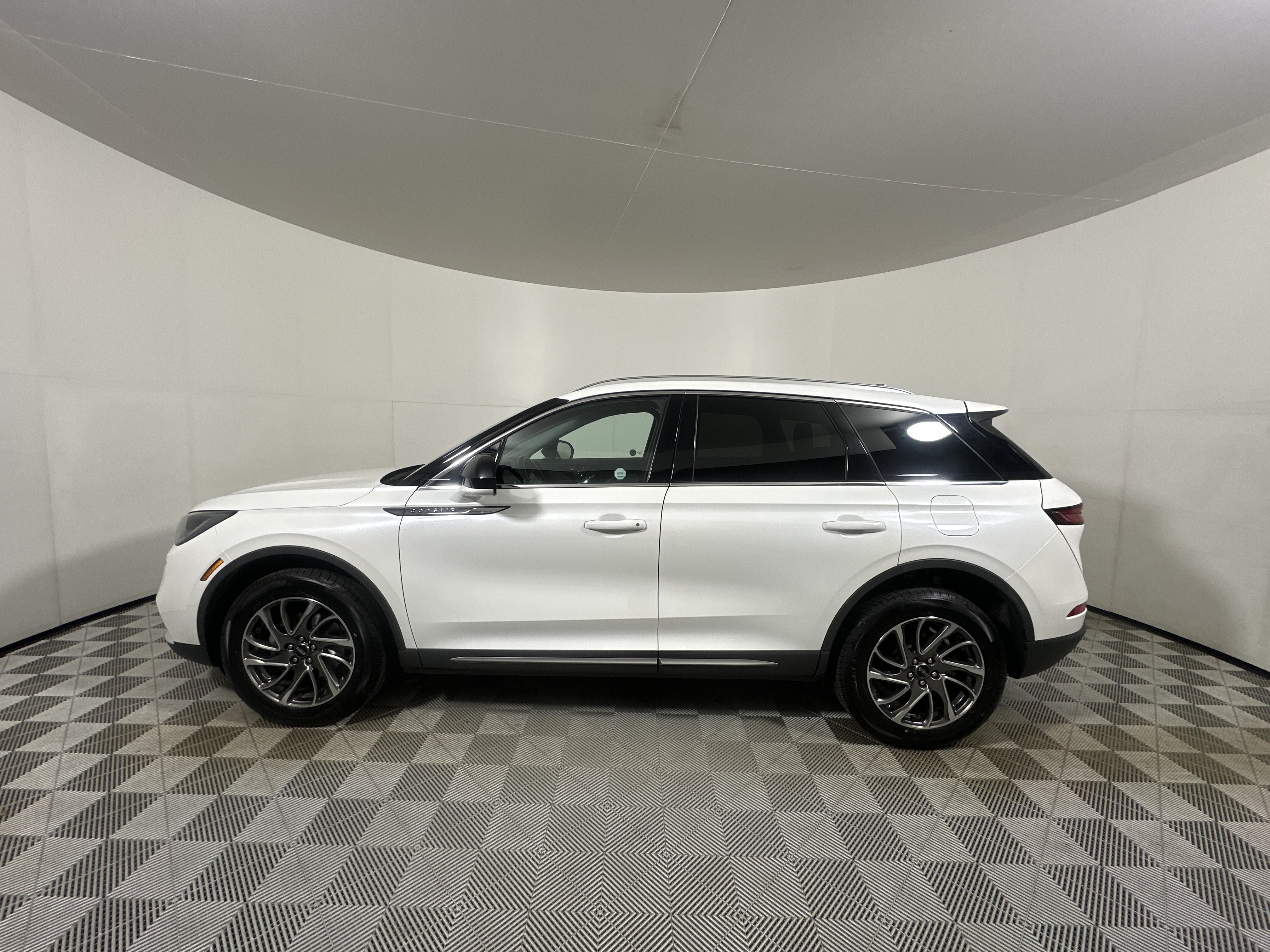 Used 2020 Lincoln Corsair AWD w/ Equipment Group 101A image 4