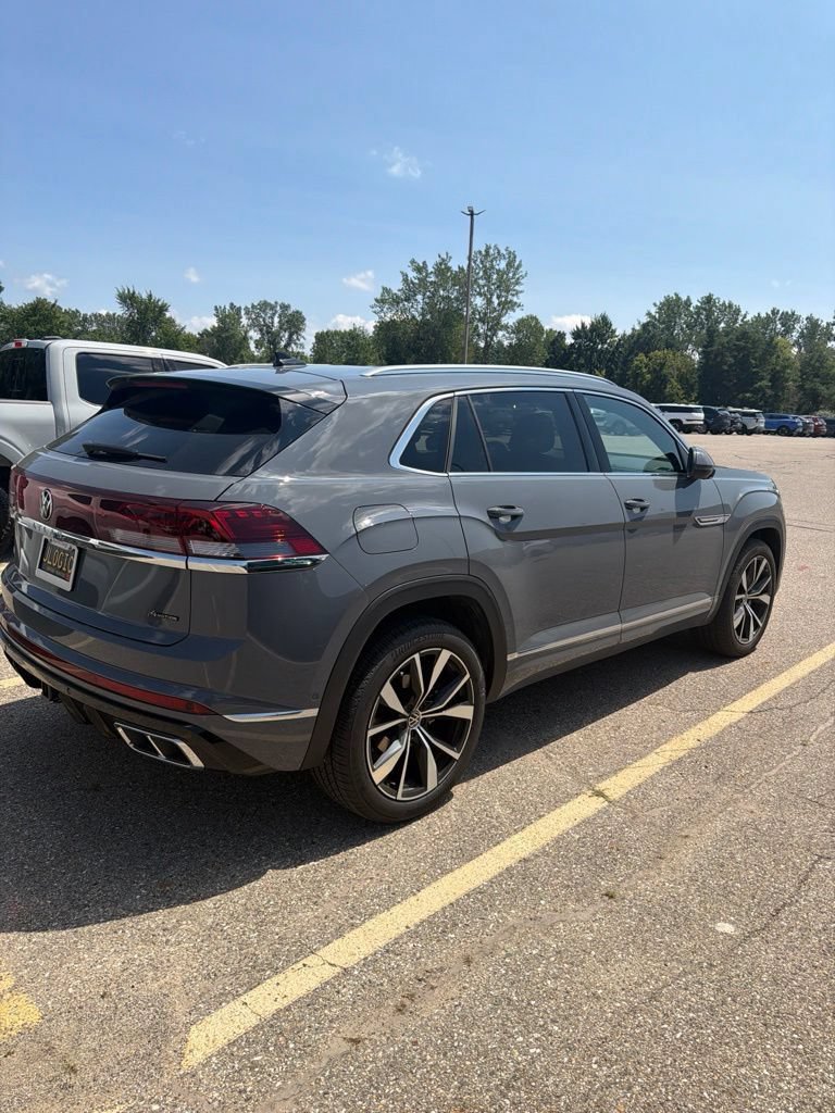 Used 2026 Volkswagen Atlas Cross Sport SEL Premium R-Line AWD/4WD image 4