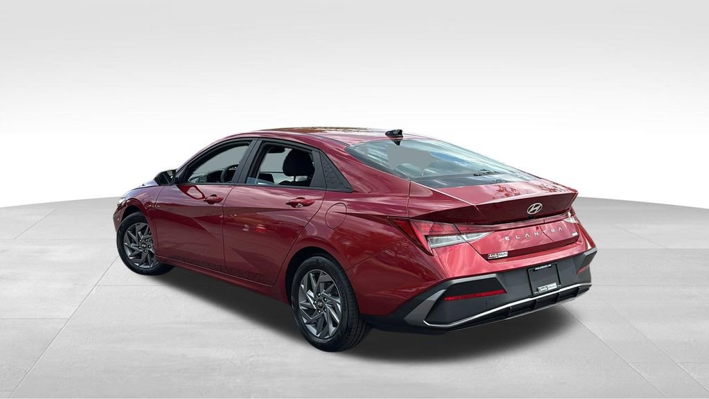 Used 2024 Hyundai Elantra Blue FWD image 5
