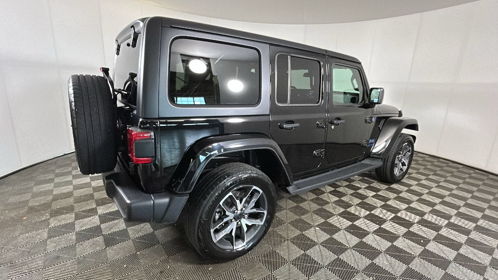 Used 2024 Jeep Wrangler Unlimited w/ Convenience Group AWD/4WD video 3