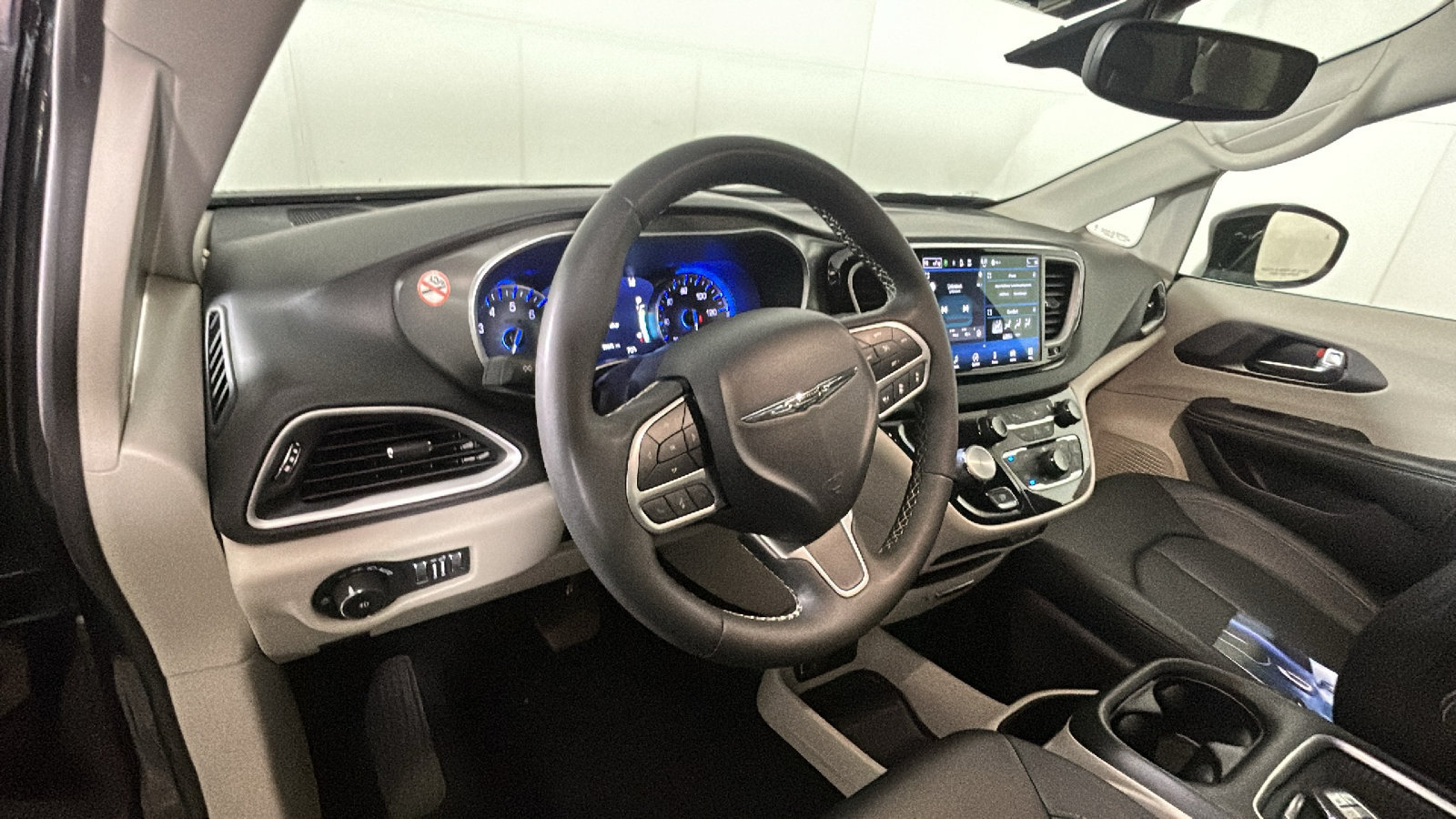 Used 2024 Chrysler Pacifica Touring-L FWD image 15