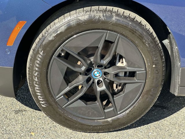 Used 2024 BMW iX xDrive50 w/ Premium Package AWD/4WD image 8