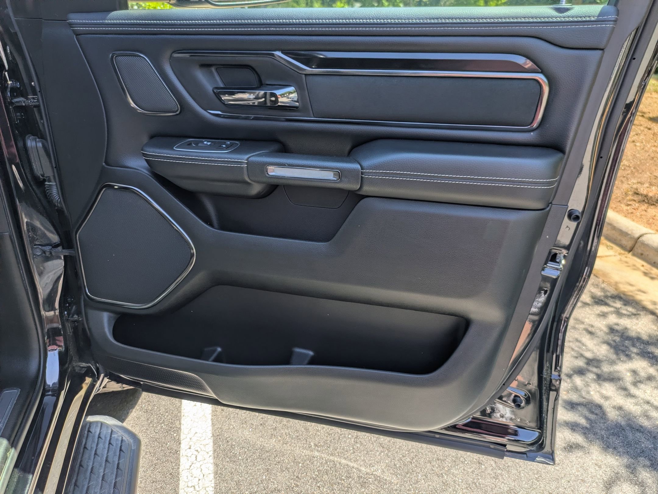 Used 2022 RAM 1500 Laramie AWD/4WD image 38