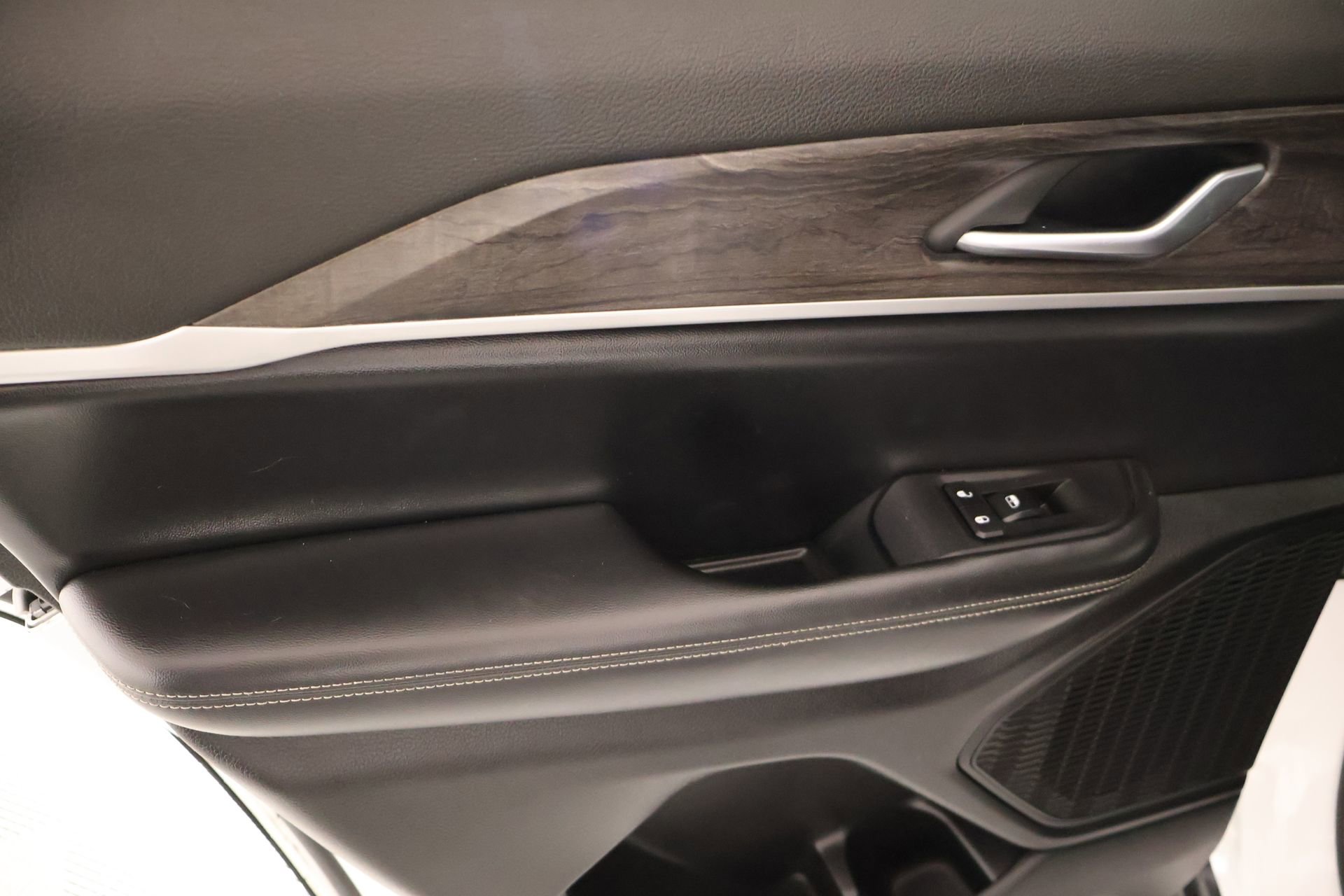 Used 2023 Jeep Grand Cherokee Limited image 16