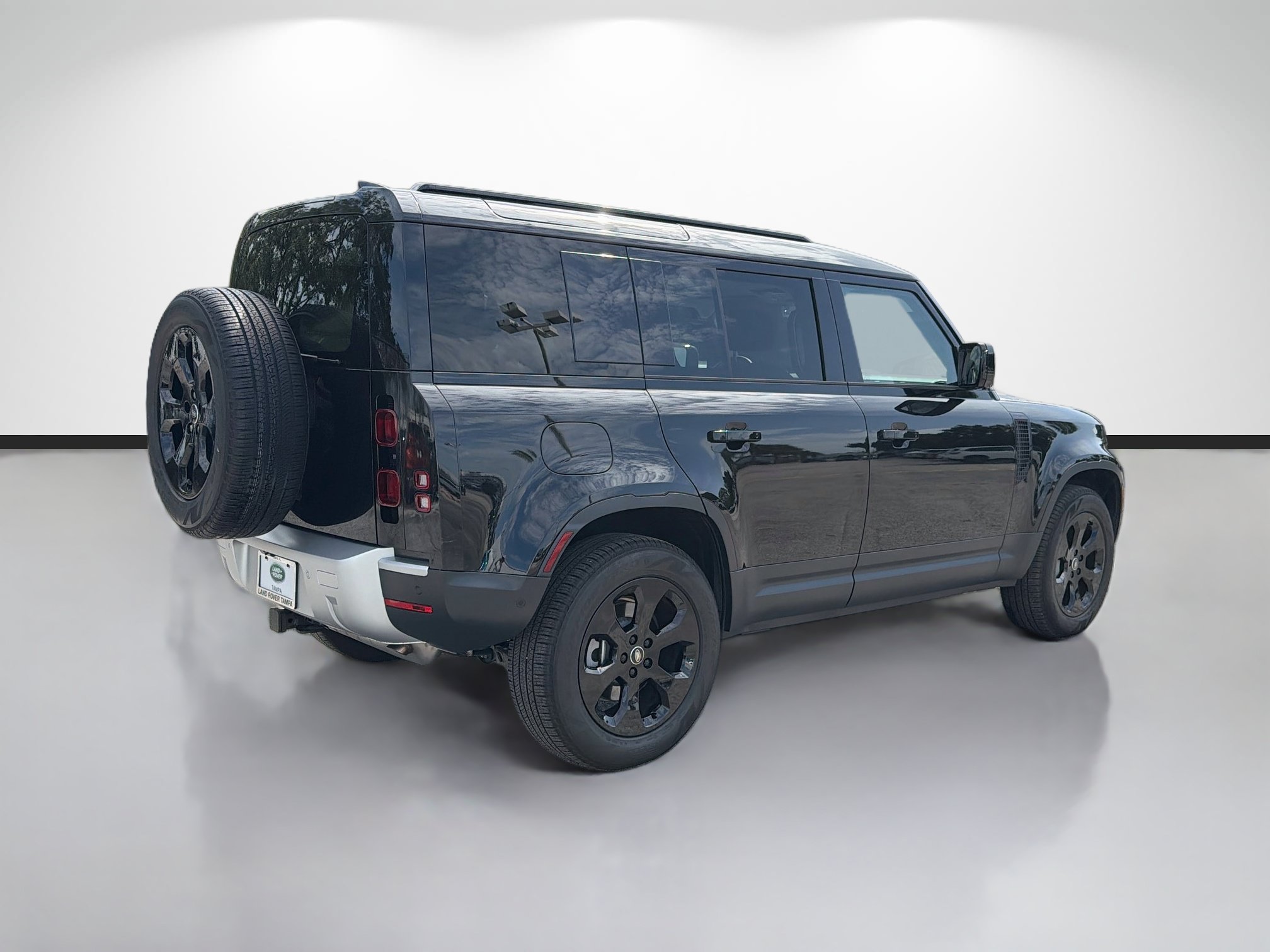 Used 2025 Land Rover Defender 110 S AWD/4WD image 5