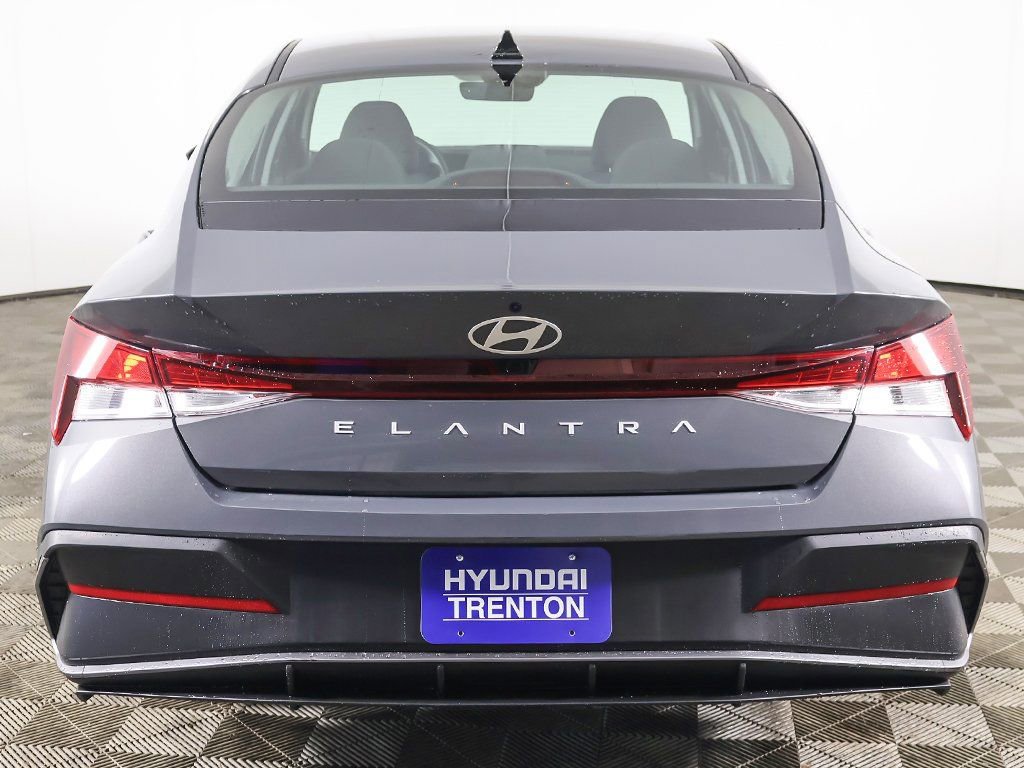 Certified 2024 Hyundai Elantra SEL image 11
