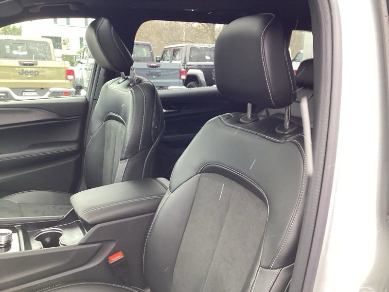 New 2025 Jeep Grand Cherokee L Altitude image 30