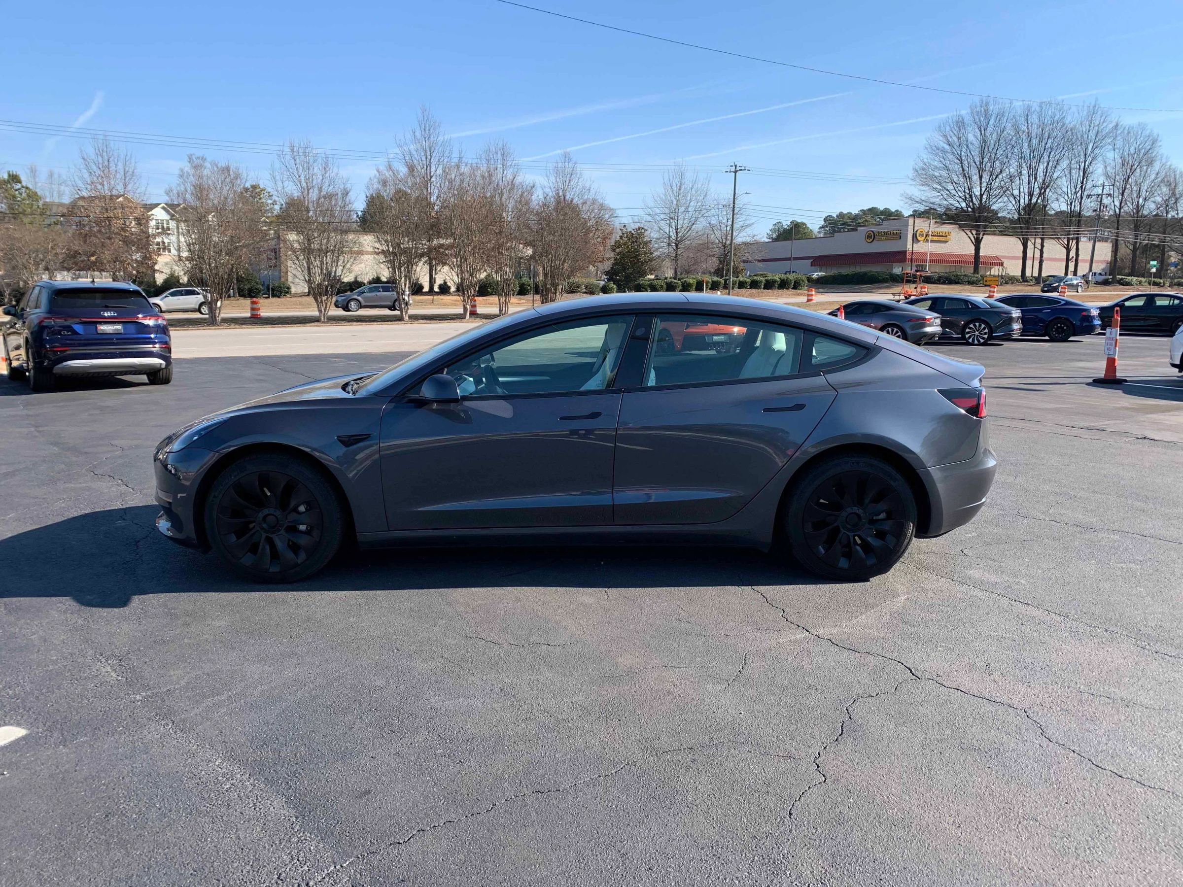 Used 2023 Tesla Model 3 Standard Range image 8