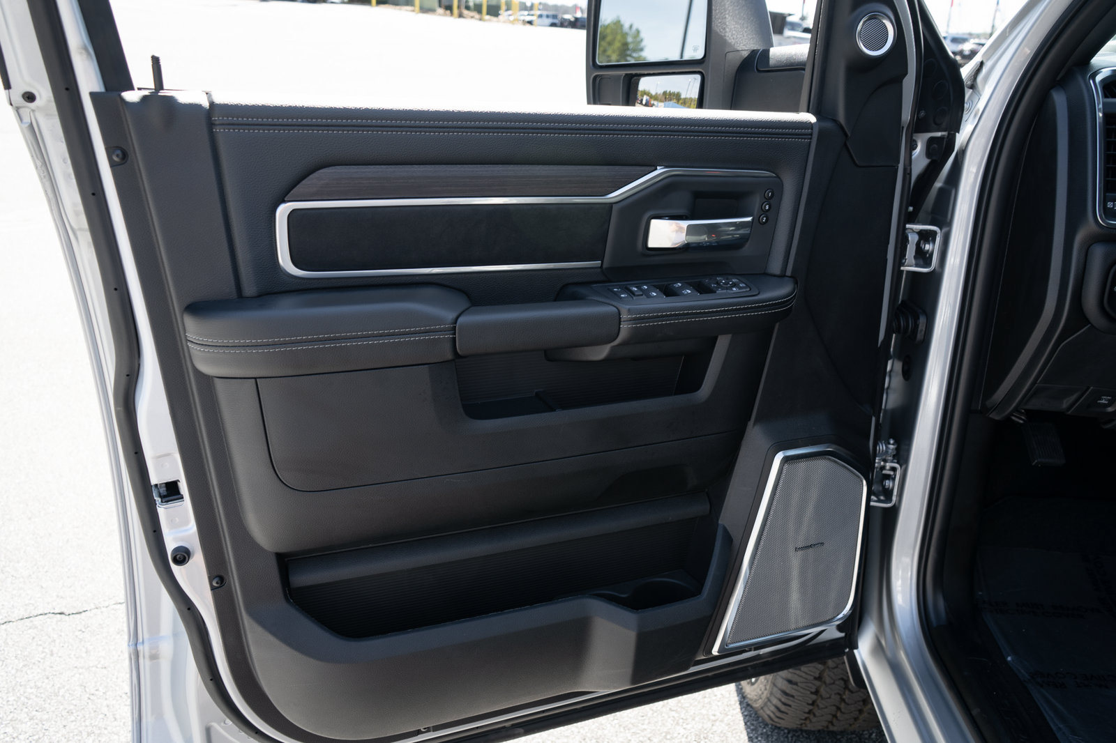 New 2026 RAM 2500 Laramie AWD/4WD image 16