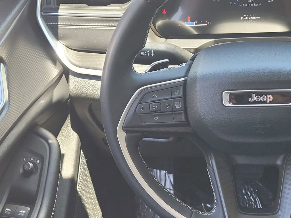 Used 2023 Jeep Grand Cherokee L Laredo image 11