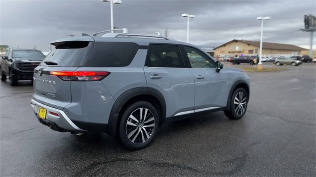 Used 2025 Nissan Pathfinder Platinum image 9