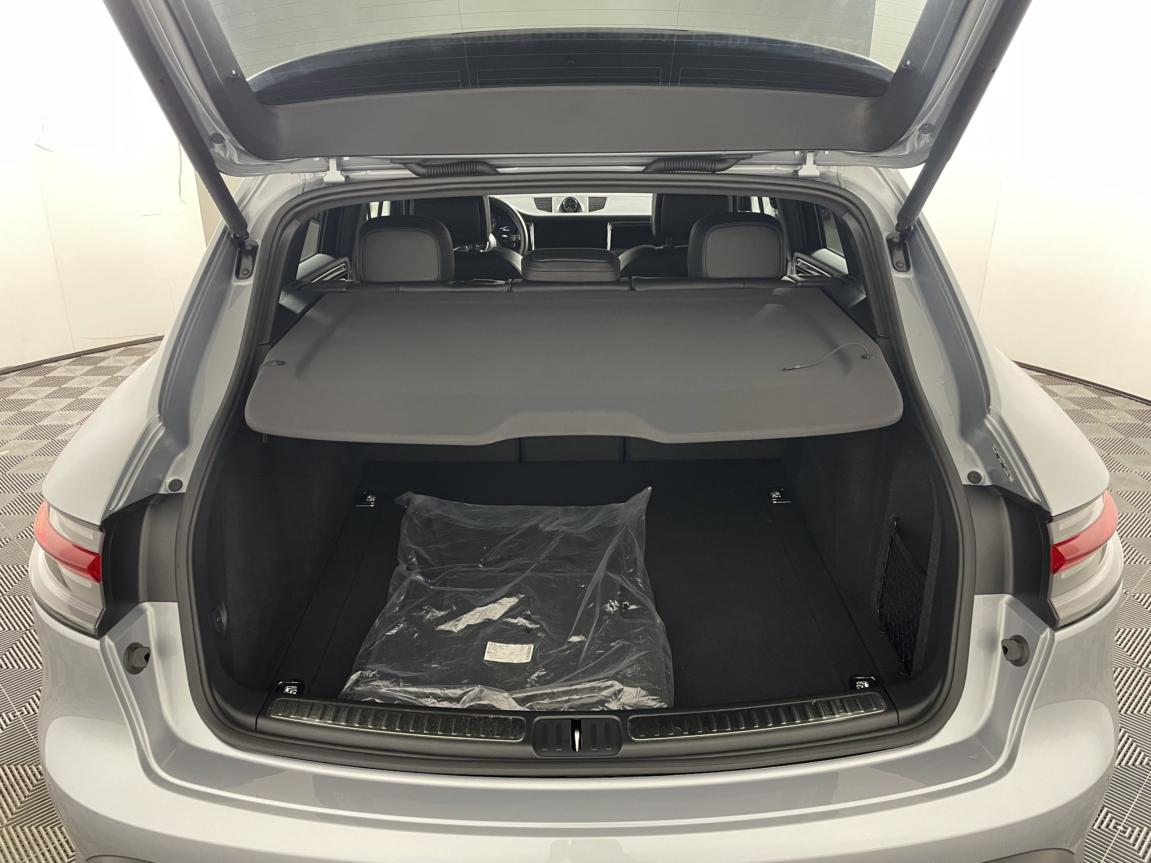 Used 2025 Porsche Macan image 21