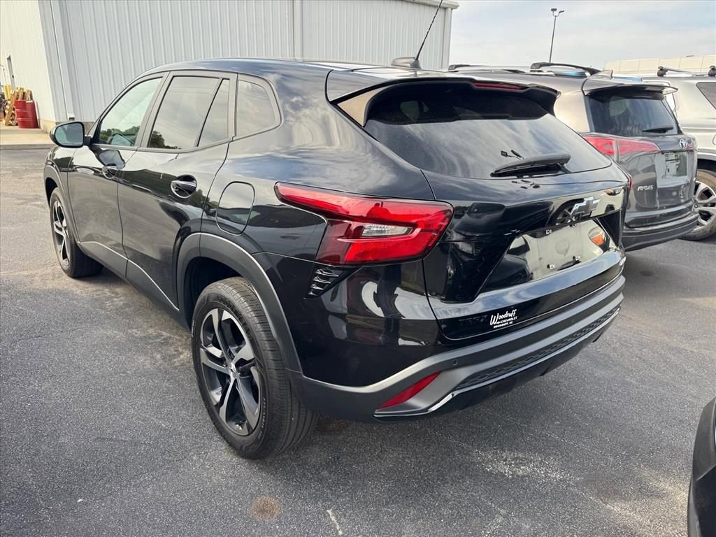 Used 2025 Chevrolet Trax RS w/ Sunroof Package FWD image 7