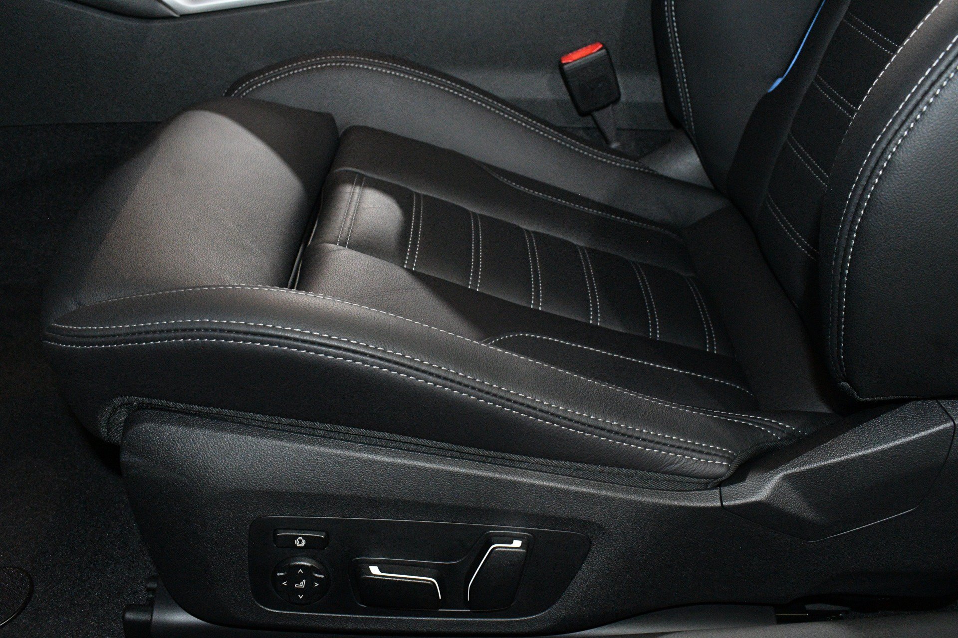 Used 2025 BMW M2 w/ Lighting Package RWD image 13
