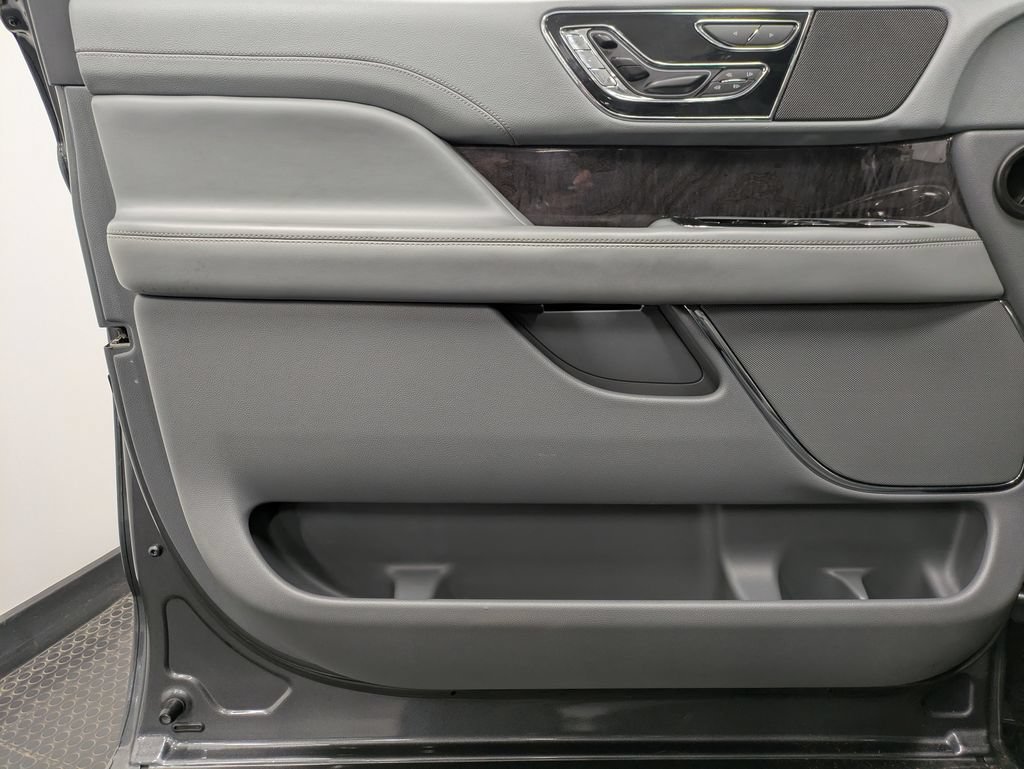 Used 2018 Lincoln Navigator L Reserve w/ Technology Package AWD/4WD image 8