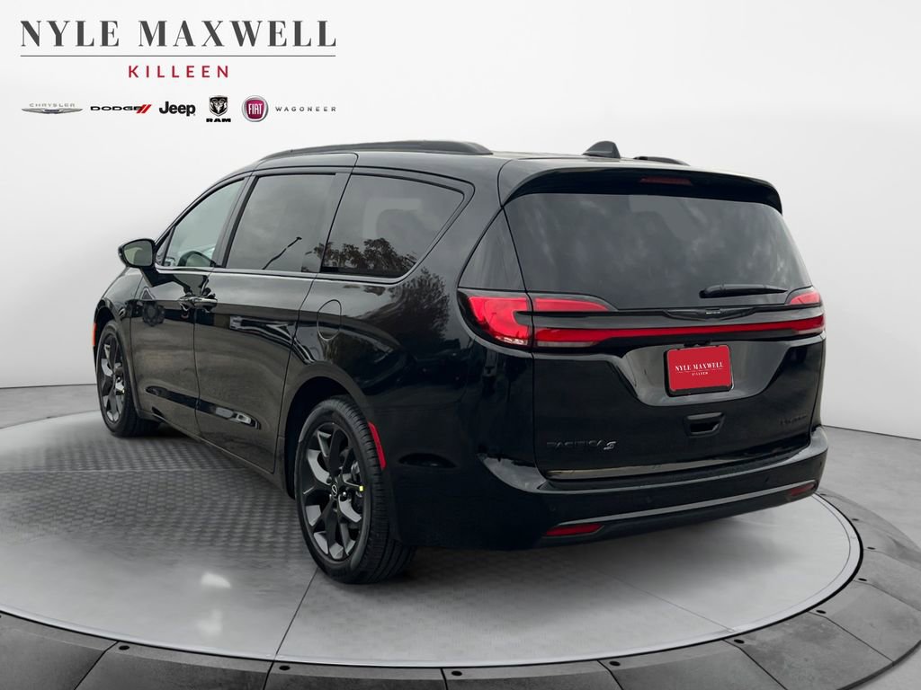 New 2026 Chrysler Pacifica Limited image 14