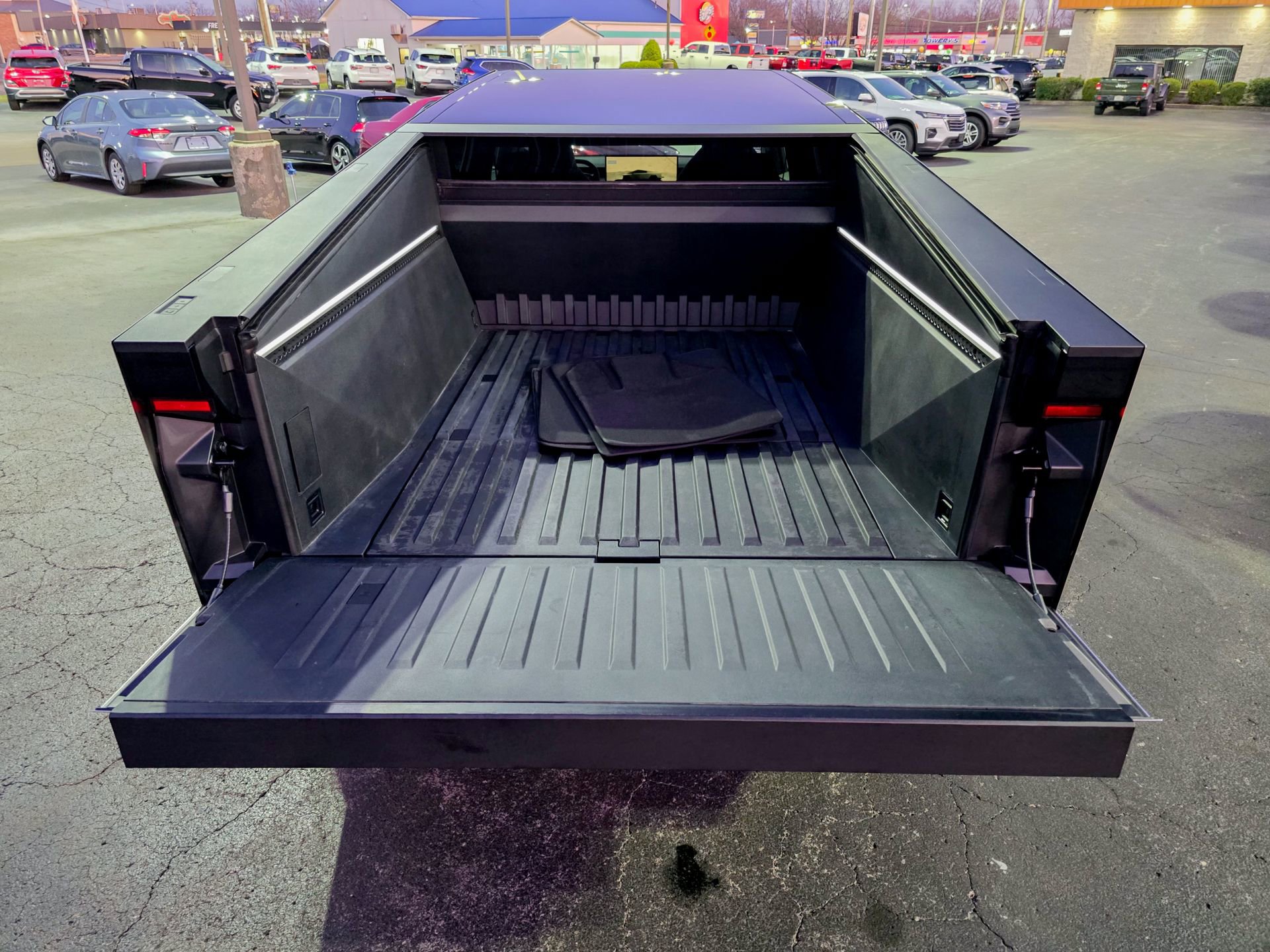 Used 2025 Tesla Cybertruck AWD Crew Cab image 43