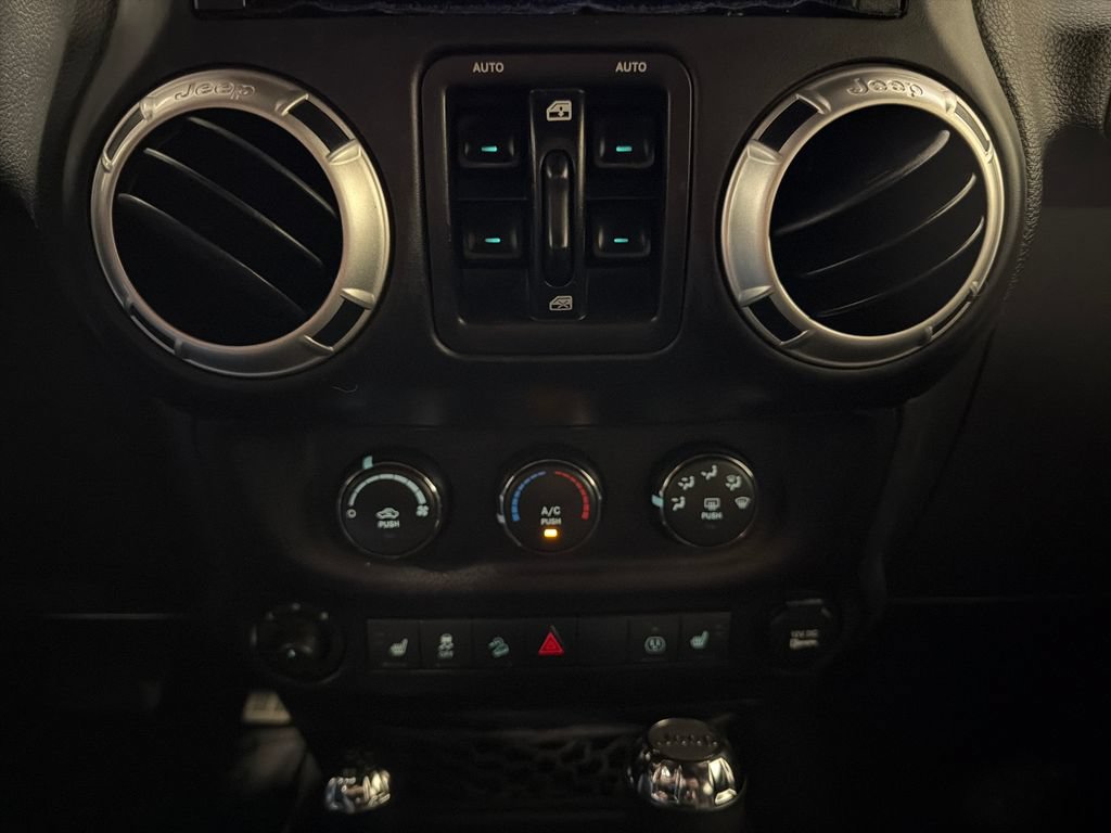 Used 2015 Jeep Wrangler Unlimited Rubicon w/ Connectivity Group AWD/4WD image 7