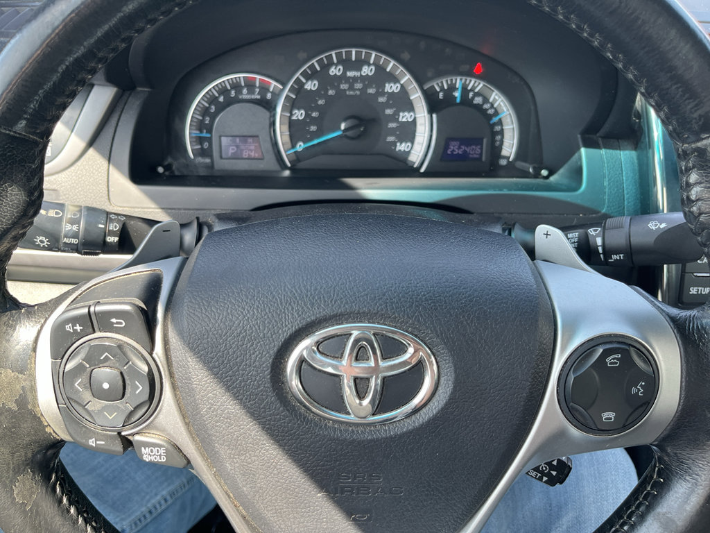 Used 2014 Toyota Camry SE w/ Moonroof Package FWD image 12