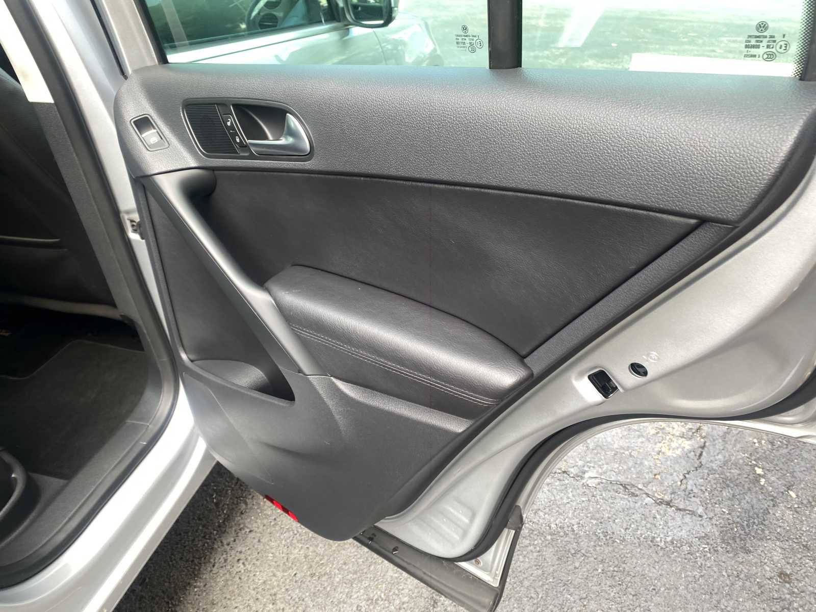 Used 2012 Volkswagen Tiguan SE image 30