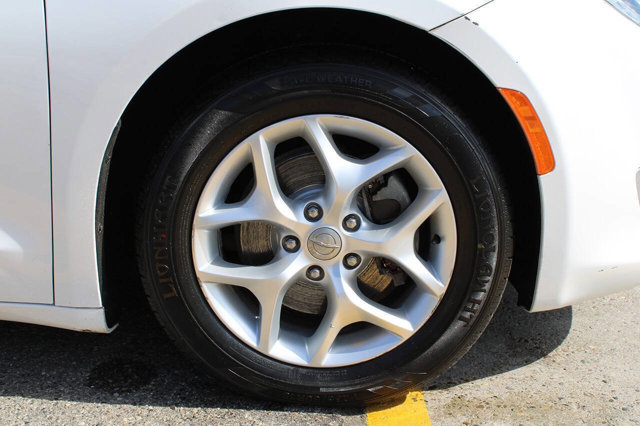 Used 2017 Chrysler Pacifica Touring Plus w/ Tire & Wheel Group image 37