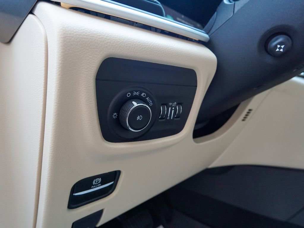 Used 2023 Jeep Grand Cherokee L Limited w/ Luxury Tech Group II image 24