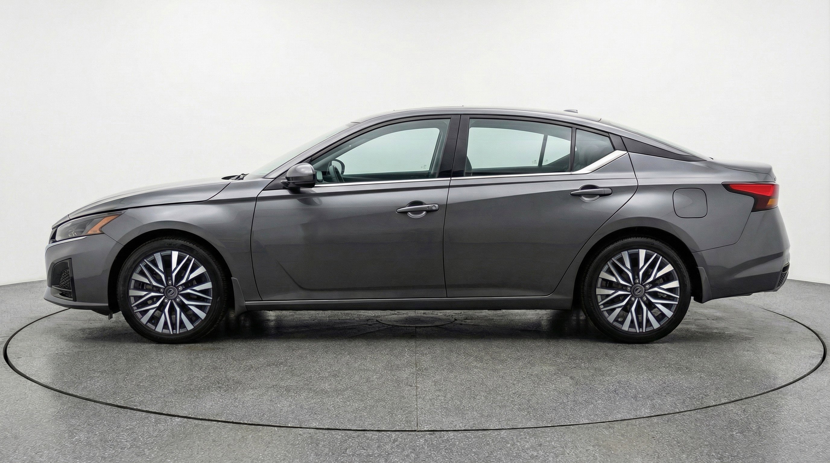 Used 2025 Nissan Altima 2.5 SV FWD image 5