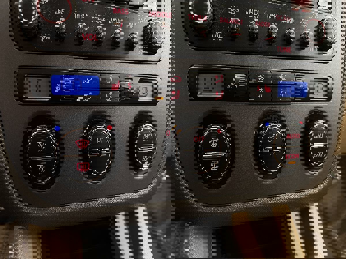 Used 2005 Volkswagen Jetta 2.5 image 13