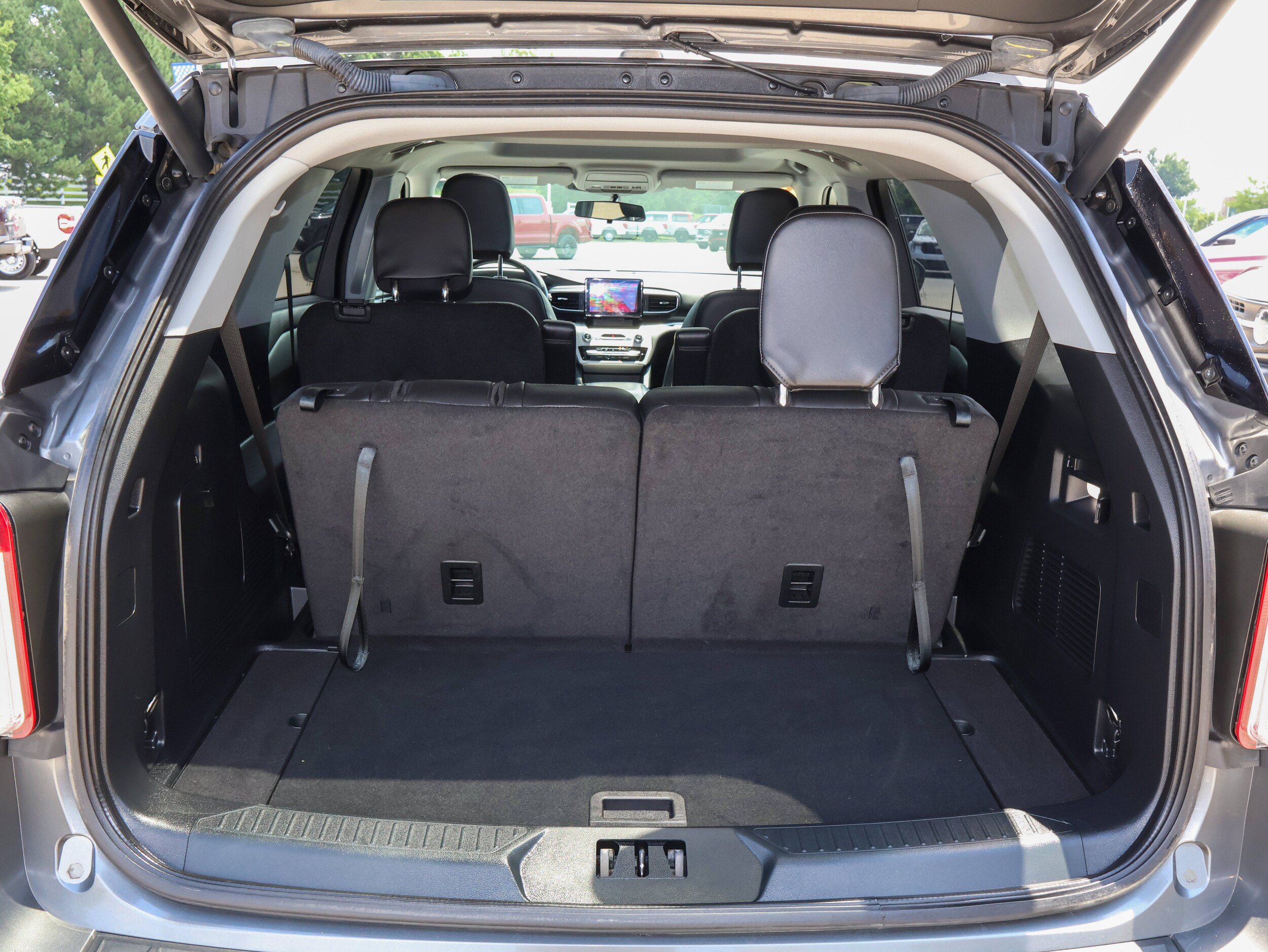 Used 2023 Ford Explorer XLT w/ Equipment Group 202A AWD/4WD image 10