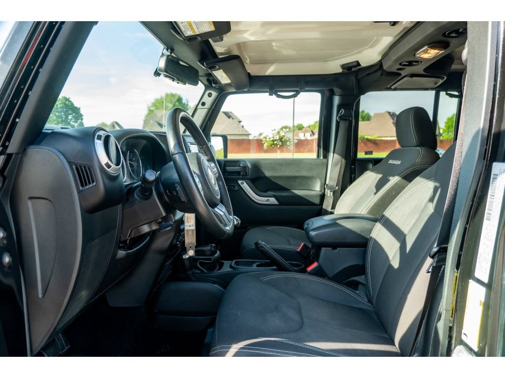 Used 2017 Jeep Wrangler Unlimited Sahara w/ Connectivity Group AWD/4WD image 11